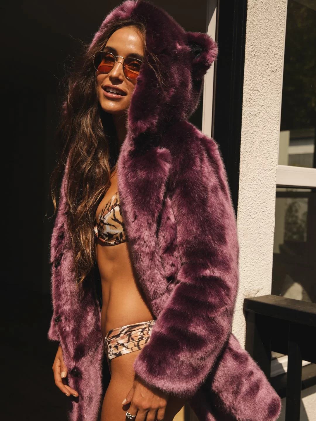 MANTEAU A CAPUCHE EN FAUSSE FOURRURE DU LOUP MAUVE Pose