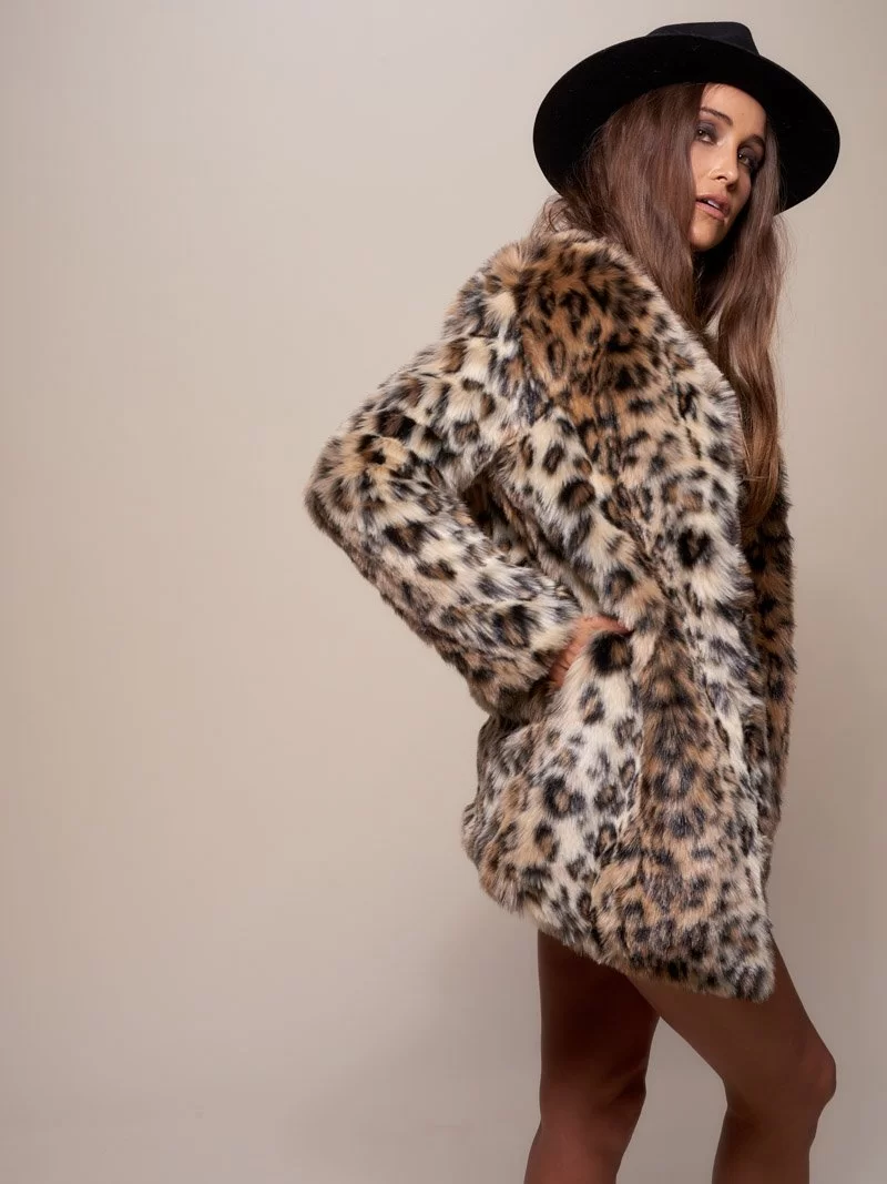 Manteau à Col en Fausse Fourrure en V Motif Léopard | Femme 2 MANTEAU EN FAUSSE FOURRURE À COL EN V EN LÉOPARD COTÉ
