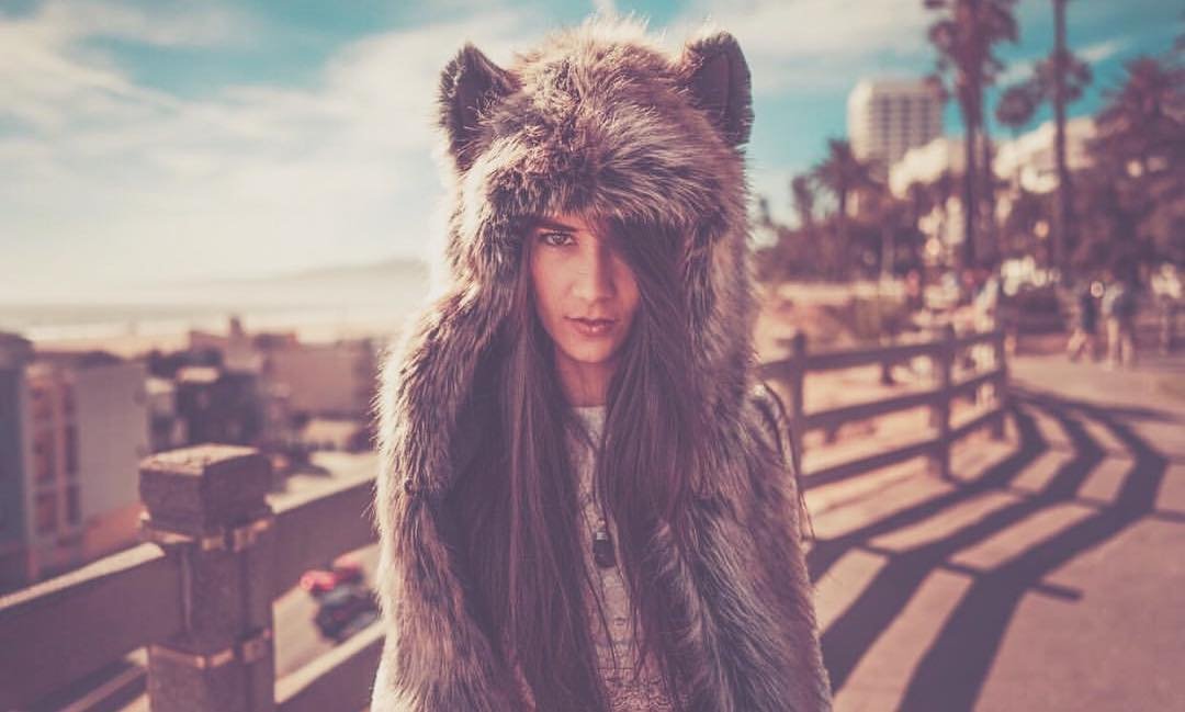 femme avec manteau en fausse fourrure avec capuche
