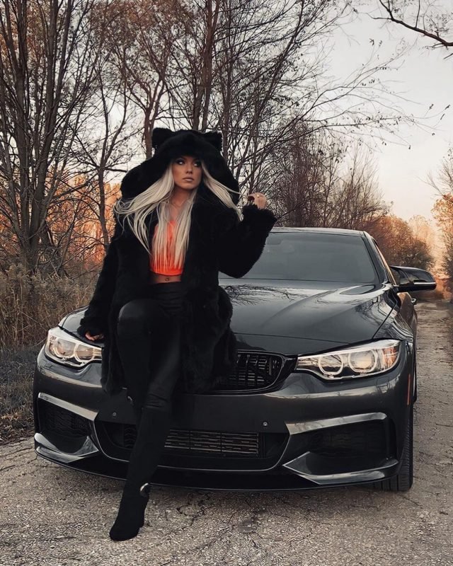 femme qui porte manteau en fausse fourre long noir 