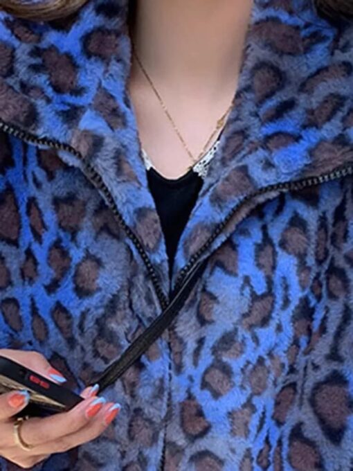 manteau en fausse fourrure léopard bleu zoom