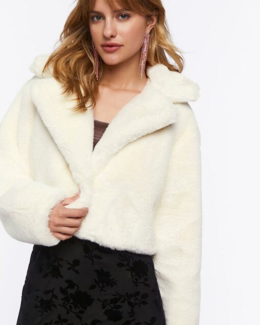 Manteau court en peluche