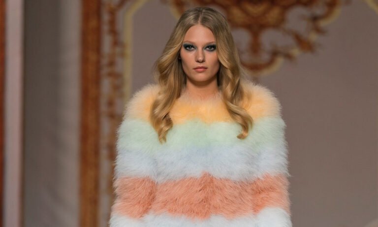 Comment intégrer la fausse fourrure dans vos tenues d'été