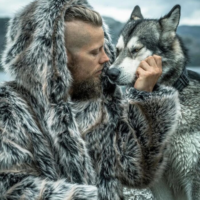 homme qui porte un manteau fausse fourrure ladovitch avec un loup