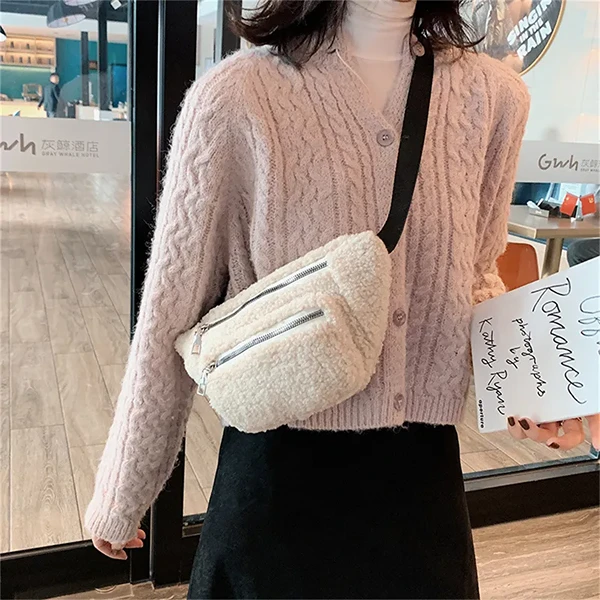 femme avec Sac Banane Moumoute blanc