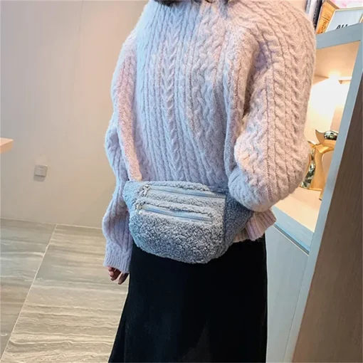 femme avec Sac Banane Moumoute bleu