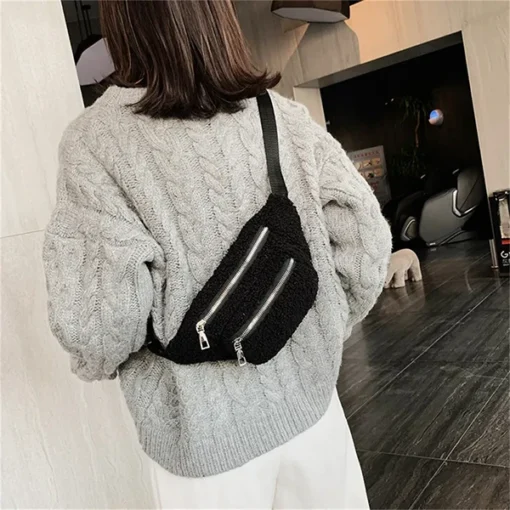 femme avec Sac Banane Moumoute noir