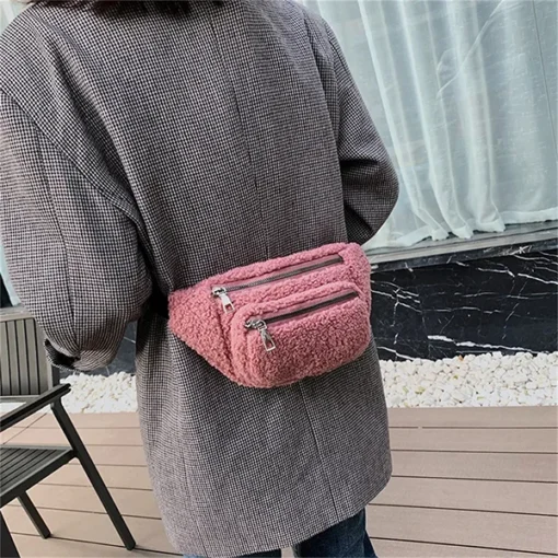 femme avec Sac Banane Moumoute rose sur le dos