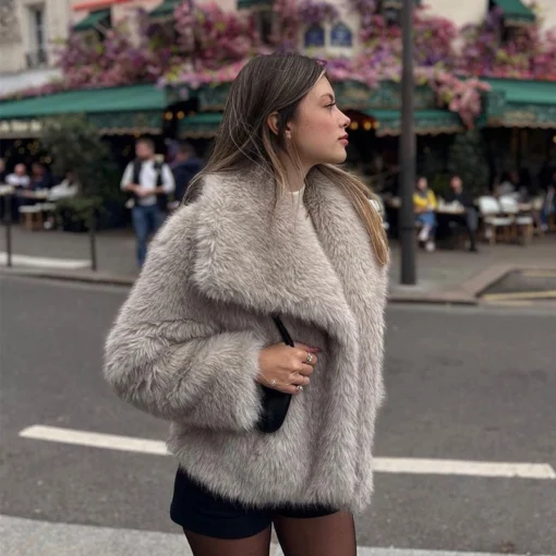 femme dans la rue avec la Veste Femme Fausse Fourrure Chic