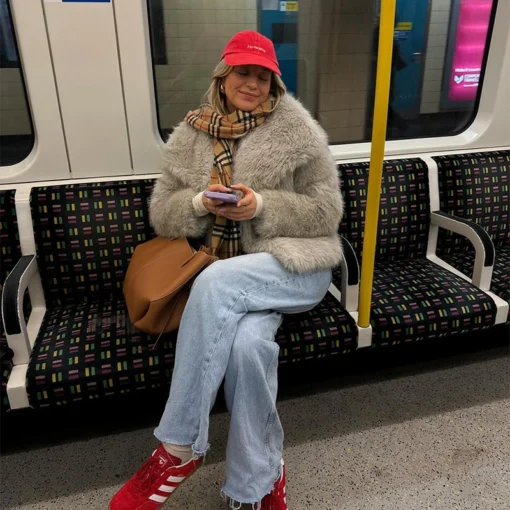 femme dans le metro qui porte une Veste Femme Fausse Fourrure Chic