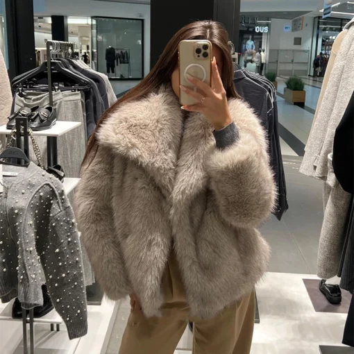 femme dans une boutique avec la Veste Femme Fausse Fourrure Chic