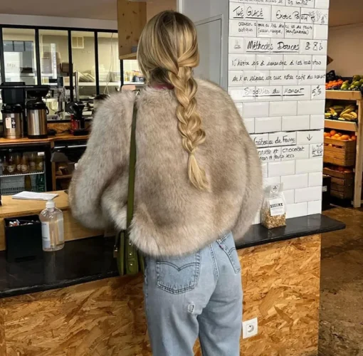 femme qui commande un café et qui porte le Blouson fausse fourrure gris