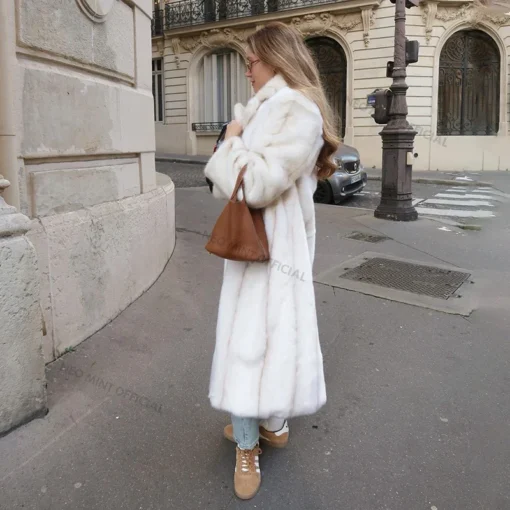 Manteau Long en Fausse Fourrure City Chic dans la rue