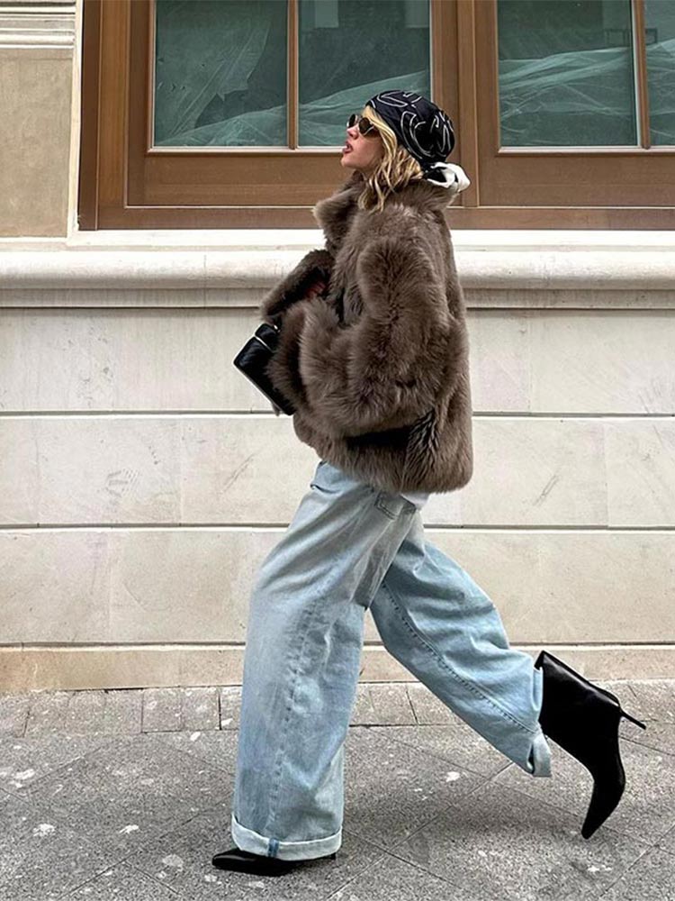 mannequin qui marche avec la Veste Chic Monochrome