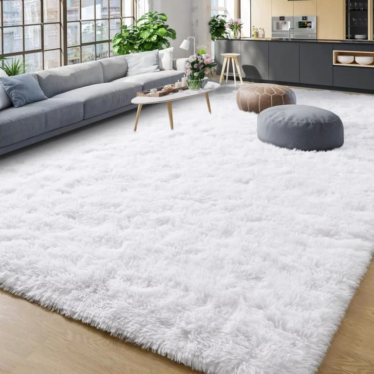 grand tapis fausse fourrure blanc dans un salon gris